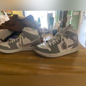 Jordan mid 1’s